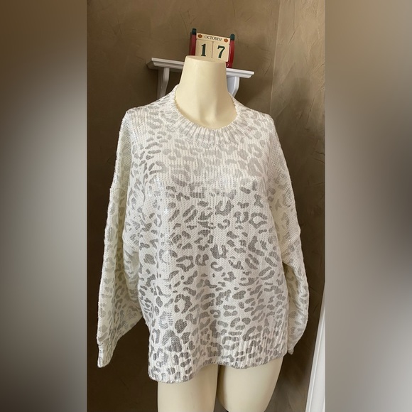 Andthewhy Silver leopardCheetah print sweater with balloon sleeve. Oversized fit - Picture 2 of 16